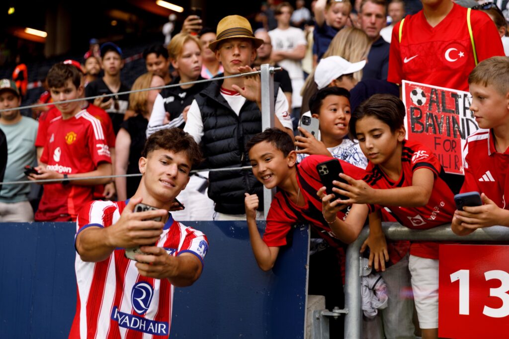 Atlético-spiller tar selfie med unge Manchester United-fans på Strawberry Arena